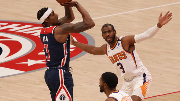 Bradley Beal shoots over Chris Paul in Jan. 2021.